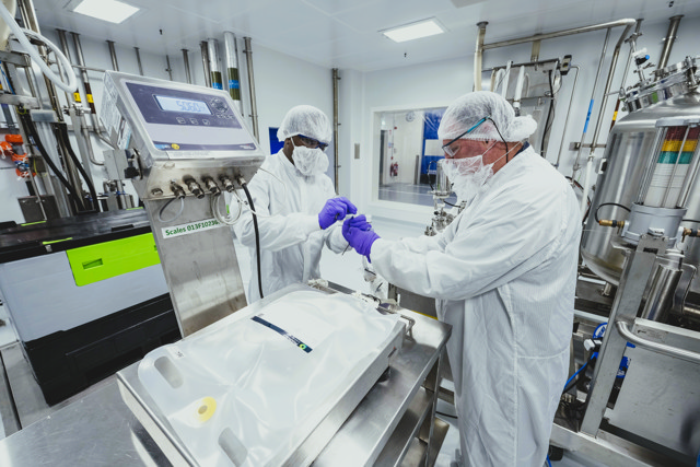 Découvrez comment nos experts élaborent des solutions sur mesure à base de solvants pour répondre exactement à vos spécifications.